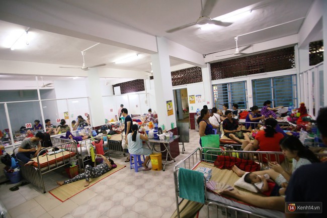 Dịch tay chân miệng bùng phát khó lường ở Sài Gòn: Bệnh viện quá tải, bố mẹ trắng đêm chăm con - Ảnh 6.