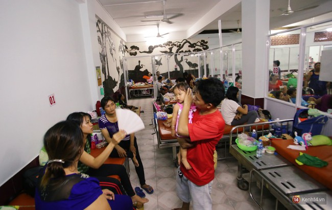Dịch tay chân miệng bùng phát khó lường ở Sài Gòn: Bệnh viện quá tải, bố mẹ trắng đêm chăm con - Ảnh 10.