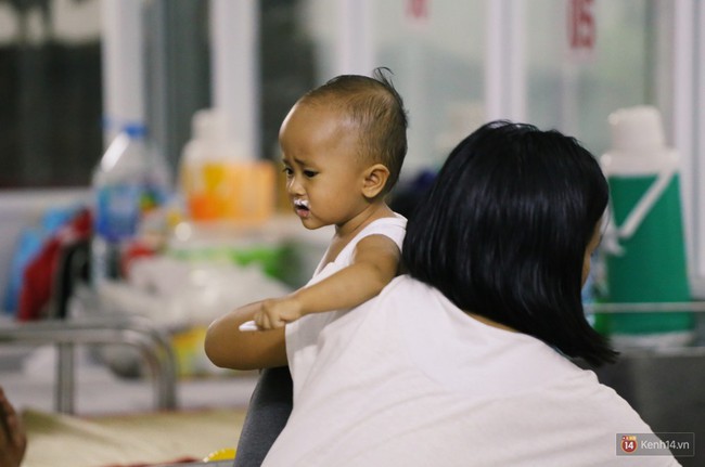 Dịch tay chân miệng bùng phát khó lường ở Sài Gòn: Bệnh viện quá tải, bố mẹ trắng đêm chăm con - Ảnh 11.