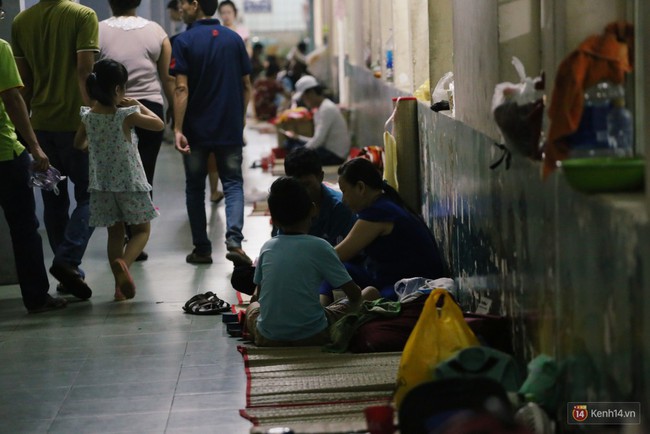 Dịch tay chân miệng bùng phát khó lường ở Sài Gòn: Bệnh viện quá tải, bố mẹ trắng đêm chăm con - Ảnh 13.