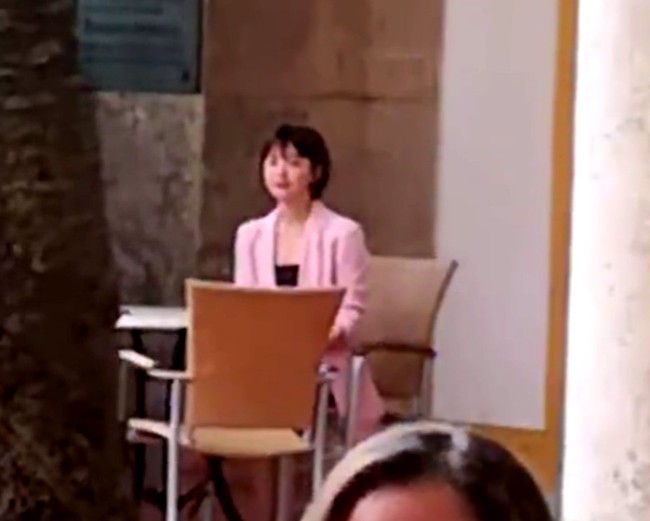 Song Hye Kyo mệt mỏi, ngáp ngắn ngáp dài vì thiếu ngủ ở phim trường - Ảnh 1. Song Hye Kyo mệt mỏi, ngáp ngắn ngáp dài vì thiếu ngủ ở phim trường - Ảnh 1.