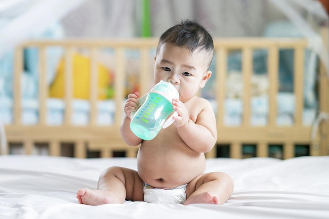 Cảnh báo: Với trẻ sơ sinh, chỉ cho uống 1 ngụm nước cũng có thể nguy hiểm tới tính mạng! - Ảnh 4.
