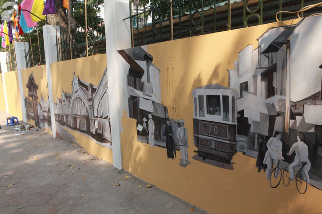 Hà Nội: Nhiều người ngỡ ngàng trước bức tường cũ kỹ trên phố Phan Đình Phùng được khoác áo mới - Ảnh 11.