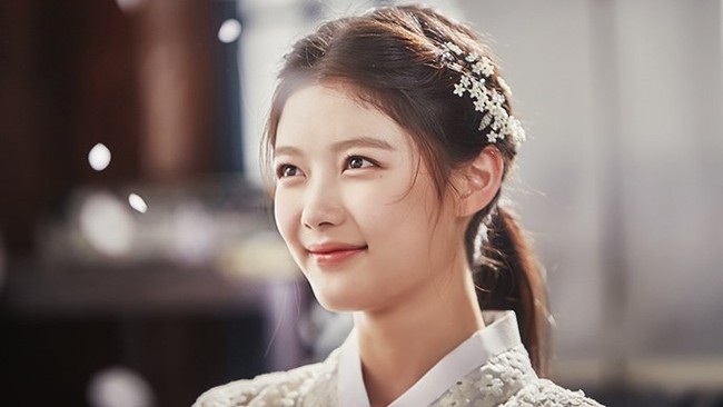 Không hổ danh mỹ nhân số 1 thế hệ mới, Kim Yoo Jung đẹp hết phần thiên hạ trong phim mới - Ảnh 1.