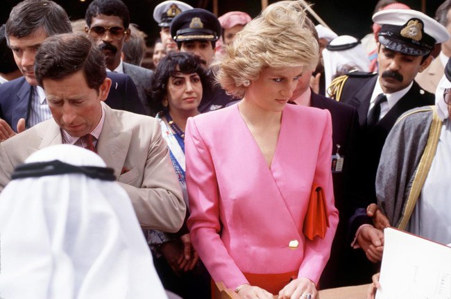 Hé lộ nguyên do thực sự khiến Công nương Diana thường cúi đầu, nhìn xuống dưới khi xuất hiện trước công chúng - Ảnh 1.