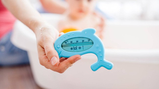 Sai lầm của cha mẹ khi tắm cho trẻ có thể đẩy con vào tình thế nguy hiểm - Ảnh 2.