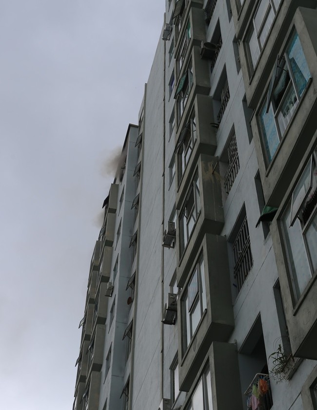 Cháy chung cư sau tiếng nổ lớn, hàng trăm người dân hoảng loạn tháo chạy - Ảnh 2.