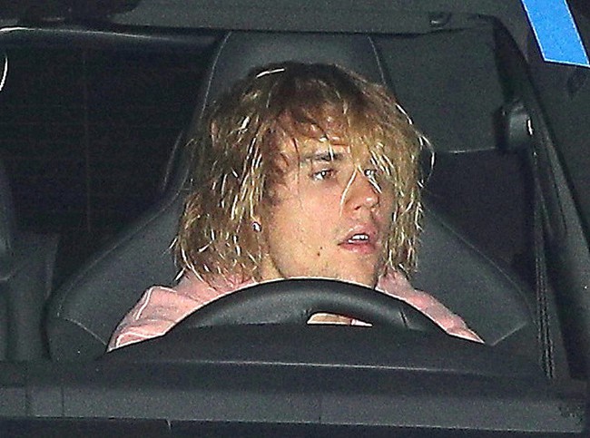 Bỏ mặc hôn thê, Justin Bieber lặng lẽ tới nhà thờ khi biết tin Selena đang điều trị ở bệnh viện tâm thần - Ảnh 3.
