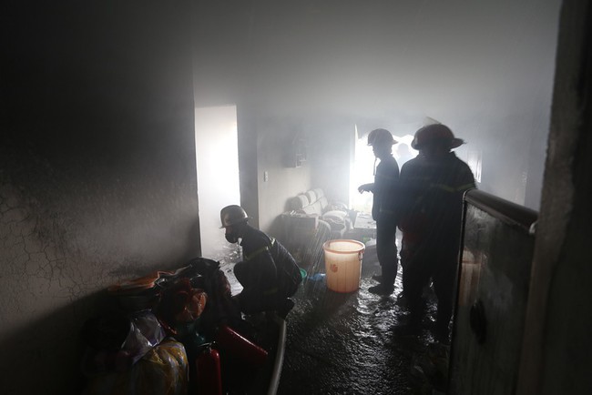 Cháy chung cư sau tiếng nổ lớn, hàng trăm người dân hoảng loạn tháo chạy - Ảnh 6.