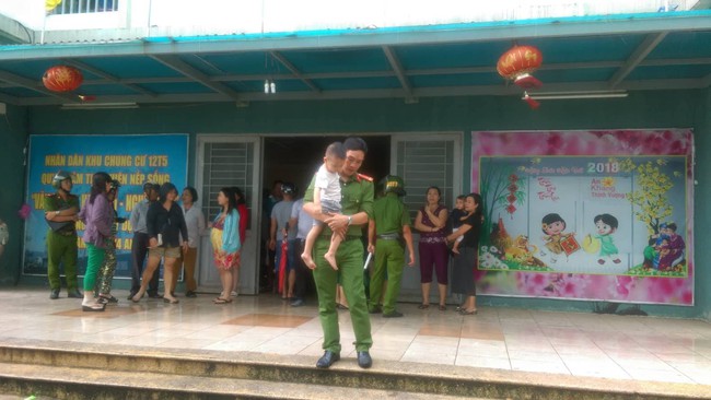 Cháy chung cư sau tiếng nổ lớn, hàng trăm người dân hoảng loạn tháo chạy - Ảnh 7. Cháy chung cư sau tiếng nổ lớn, hàng trăm người dân hoảng loạn tháo chạy - Ảnh 7.