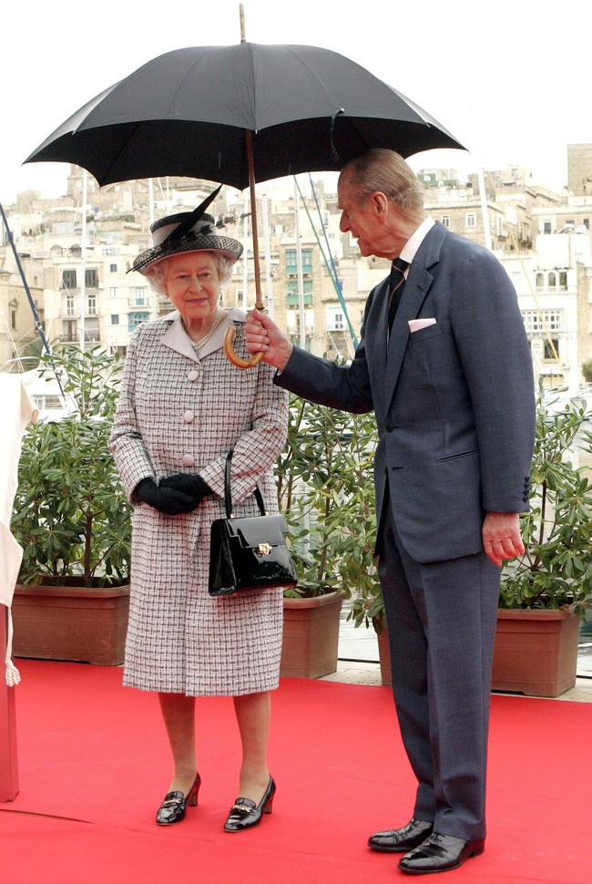 Khoảnh khắc ngọt ngào của 4 cặp đôi nổi tiếng nhất hoàng gia Anh: Hiếm khi thể hiện nhưng vẫn làm công chúng ghen tị - Ảnh 6.