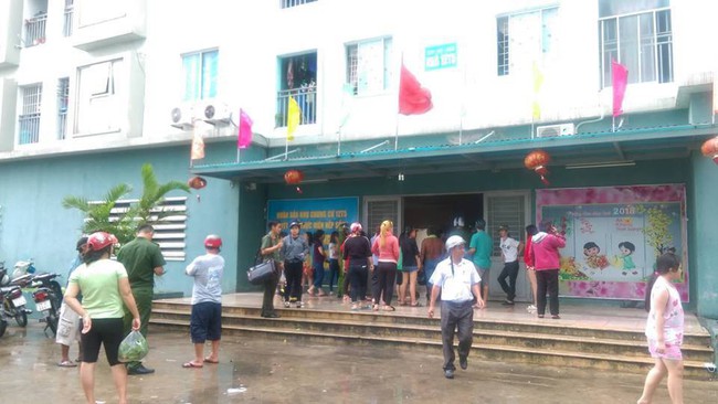 Cháy chung cư sau tiếng nổ lớn, hàng trăm người dân hoảng loạn tháo chạy - Ảnh 8. Cháy chung cư sau tiếng nổ lớn, hàng trăm người dân hoảng loạn tháo chạy - Ảnh 8.