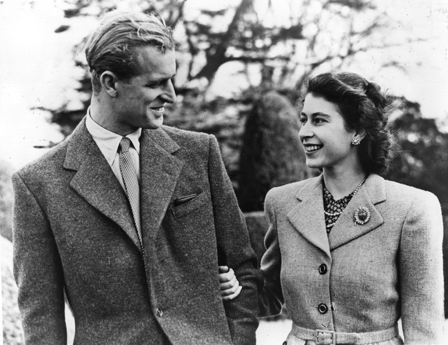Khoảnh khắc ngọt ngào của 4 cặp đôi nổi tiếng nhất hoàng gia Anh: Hiếm khi thể hiện nhưng vẫn làm công chúng ghen tị - Ảnh 2.