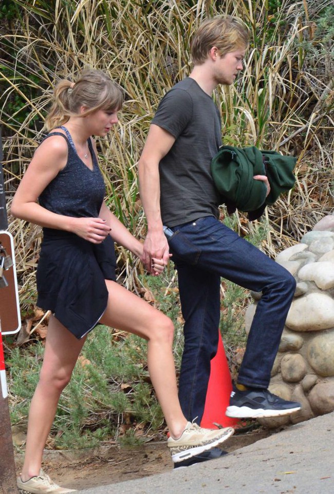 Không chỉ đẹp trai nổi trội, bạn trai Taylor Swift còn thể hiện sự thông minh chững chạc khi bị hỏi về chuyện yêu đương - Ảnh 7. Không chỉ đẹp trai nổi trội, bạn trai Taylor Swift còn thể hiện sự thông minh chững chạc khi bị hỏi về chuyện yêu đương - Ảnh 7.