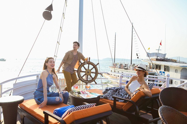 Hồ Ngọc Hà cùng Cindy Bishop thích thú trải nghiệm vẻ đẹp Hạ Long bằng du thuyền sang chảnh - Ảnh 1.