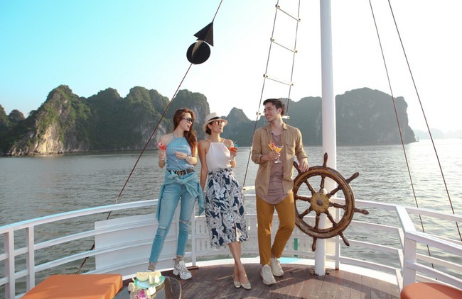 Hồ Ngọc Hà khoe dáng bên siêu mẫu Thái Lan trên du thuyền sang chảnh - Ảnh 2.