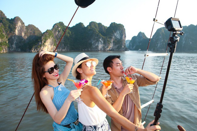 Hồ Ngọc Hà khoe dáng bên siêu mẫu Thái Lan trên du thuyền sang chảnh - Ảnh 3.