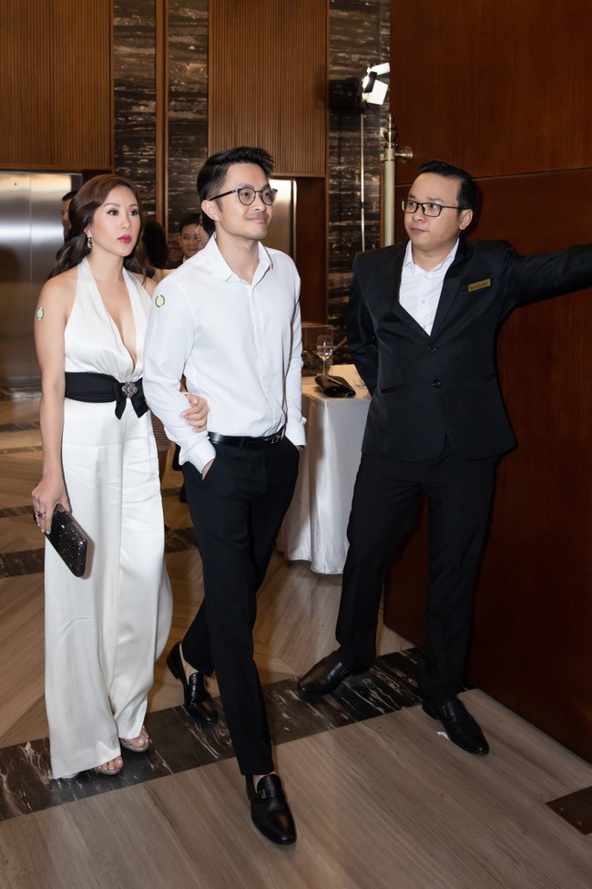 Hoa hậu Thu Hoài mặc váy xẻ sâu gợi cảm, được bạn trai hộ tống đi sự kiện - Ảnh 3.