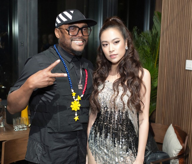 Hoàng Thùy Linh bắn tiếng Anh cực chuẩn khi gặp rapper của Black Eyed Peas  - Ảnh 1.
