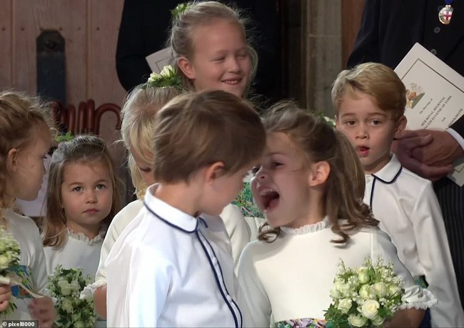 Đi đám cưới cô họ, Công chúa Charlotte tiếp tục gây thương nhớ bằng loạt biểu cảm đáng yêu xinh như thiên thần - Ảnh 11.