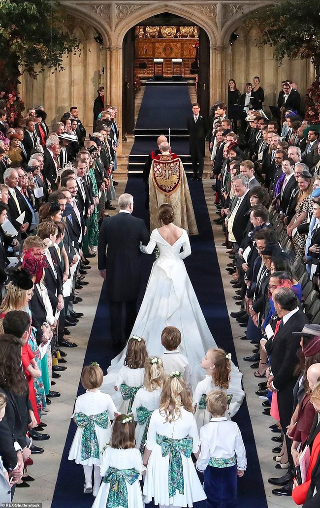 Đi đám cưới cô họ, Công chúa Charlotte tiếp tục gây thương nhớ bằng loạt biểu cảm đáng yêu xinh như thiên thần - Ảnh 14.