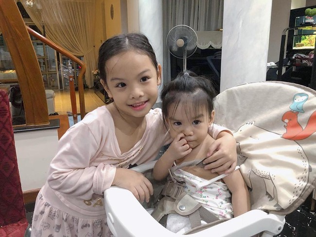 Mặc nghi vấn ly hôn, hai con của Phạm Quỳnh Anh vẫn cười giòn tan bên mẹ dù vắng mặt bố Quang Huy - Ảnh 2.