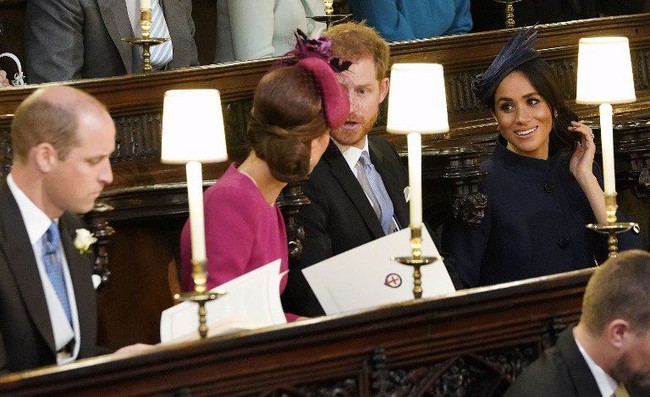 Hoàng tử William và Công nương Kate gây sốt cộng đồng mạng với khoảnh khắc tình tứ tinh tế tại đám cưới em họ - Ảnh 1.