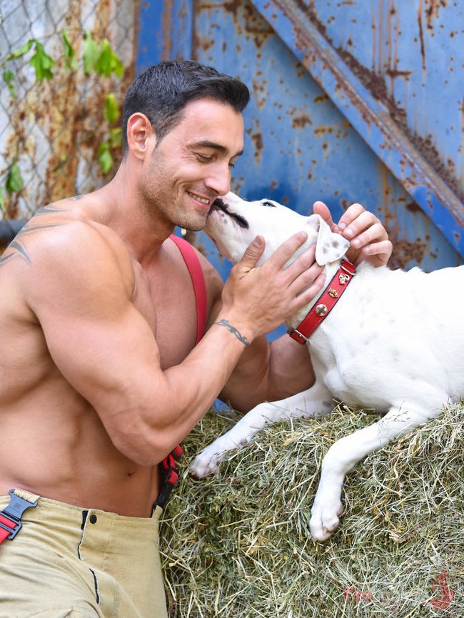 L&iacute;nh cứu hỏa &Uacute;c lại tung bộ lịch n&oacute;ng bỏng mắt: Trai đẹp s&aacute;u m&uacute;i hiền h&ograve;a b&ecirc;n th&uacute; cưng - Ảnh 12.