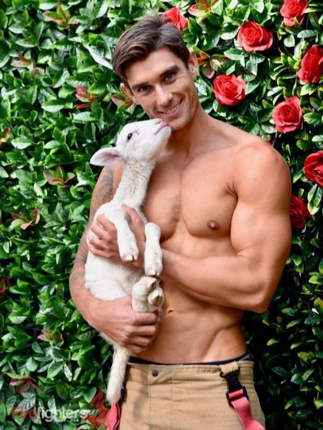 L&iacute;nh cứu hỏa &Uacute;c lại tung bộ lịch n&oacute;ng bỏng mắt: Trai đẹp s&aacute;u m&uacute;i hiền h&ograve;a b&ecirc;n th&uacute; cưng - Ảnh 21.