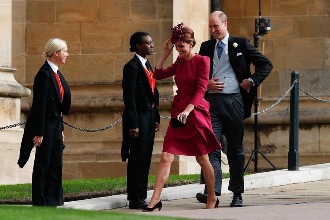 Hoàng tử William và Công nương Kate gây sốt cộng đồng mạng với khoảnh khắc tình tứ tinh tế tại đám cưới em họ - Ảnh 6.