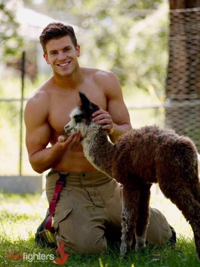 L&iacute;nh cứu hỏa &Uacute;c lại tung bộ lịch n&oacute;ng bỏng mắt: Trai đẹp s&aacute;u m&uacute;i hiền h&ograve;a b&ecirc;n th&uacute; cưng - Ảnh 10.