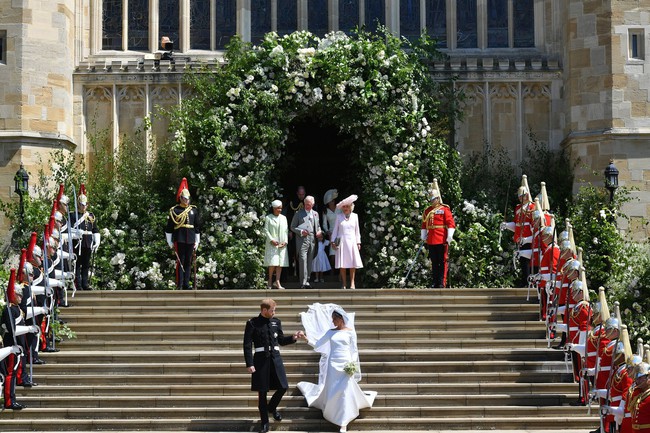 Mạnh tay tổ chức hôn lễ xa hoa nhưng Công chúa Eugenie gây thất vọng với cổng hoa kém sang, thua xa đám cưới Meghan - Ảnh 1.