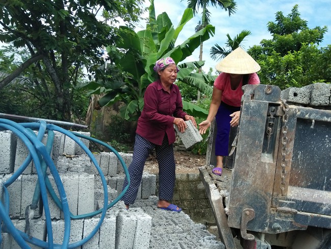 Gánh nặng cuộc đời của cựu thanh niên xung phong, gần 70 vẫn phu gạch nuôi chồng khuyết tật, 2 con tâm thần - Ảnh 1.