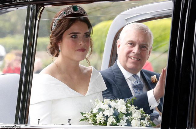 Không chỉ hở bạo, váy cưới của cháu gái Nữ hoàng Anh còn có điểm đặc biệt này khác xa Meghan Markle và Kate Middleton - Ảnh 12.