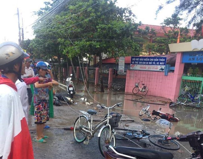 Long An: Thương tâm nhóm học sinh bị dây điện rớt trúng khi sét đánh, 2 em chết, 4 em bị thương ngay trước cổng trường - Ảnh 3.