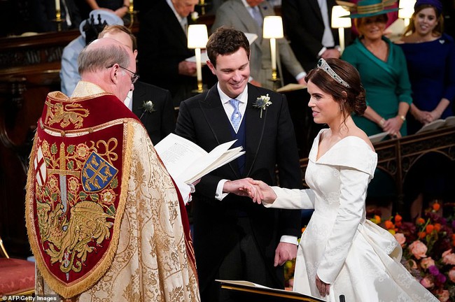 Không chỉ hở bạo, váy cưới của cháu gái Nữ hoàng Anh còn có điểm đặc biệt này khác xa Meghan Markle và Kate Middleton - Ảnh 7.
