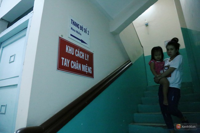 Đêm ở Bệnh viện Nhi Đồng mùa dịch: Khắp lối đi trở thành chỗ ngủ, nhiều gia đình chấp nhận nằm gần nhà vệ sinh bốc mùi - Ảnh 5.