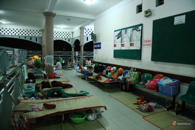Đêm ở Bệnh viện Nhi Đồng mùa dịch: Khắp lối đi trở thành chỗ ngủ, nhiều gia đình chấp nhận nằm gần nhà vệ sinh bốc mùi - Ảnh 15.
