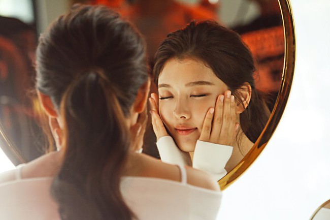 Ảnh hậu trường không còn gì để nói của Kim Yoo Jung: Nhan sắc của thiếu nữ 19 tuổi đẹp nhất xứ Hàn là đây! - Ảnh 17.