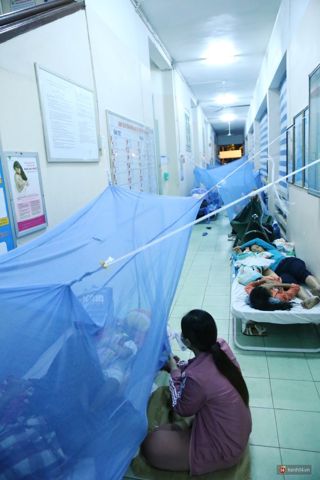 Đêm ở Bệnh viện Nhi Đồng mùa dịch: Khắp lối đi trở thành chỗ ngủ, nhiều gia đình chấp nhận nằm gần nhà vệ sinh bốc mùi - Ảnh 8.