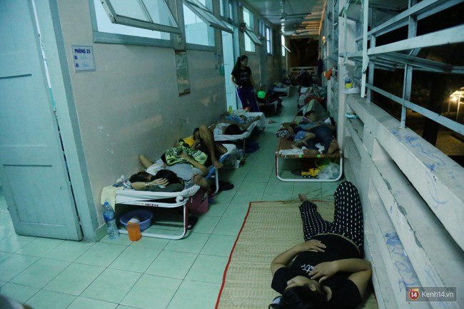 Đêm ở Bệnh viện Nhi Đồng mùa dịch: Khắp lối đi trở thành chỗ ngủ, nhiều gia đình chấp nhận nằm gần nhà vệ sinh bốc mùi - Ảnh 9.