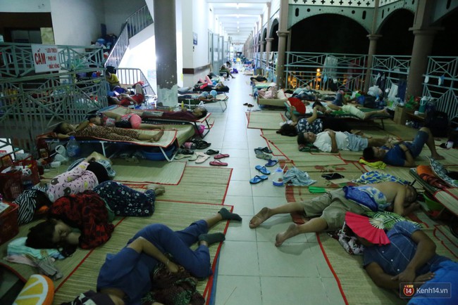 Đêm ở Bệnh viện Nhi Đồng mùa dịch: Khắp lối đi trở thành chỗ ngủ, nhiều gia đình chấp nhận nằm gần nhà vệ sinh bốc mùi - Ảnh 13.
