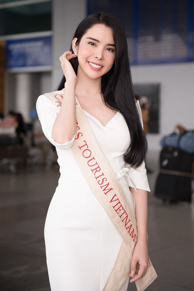 Người tình Isaac Liên Bỉnh Phát ra sân bay tiễn Huỳnh Vy thi Miss Tourism Queen Worldwide 2018 - Ảnh 3.