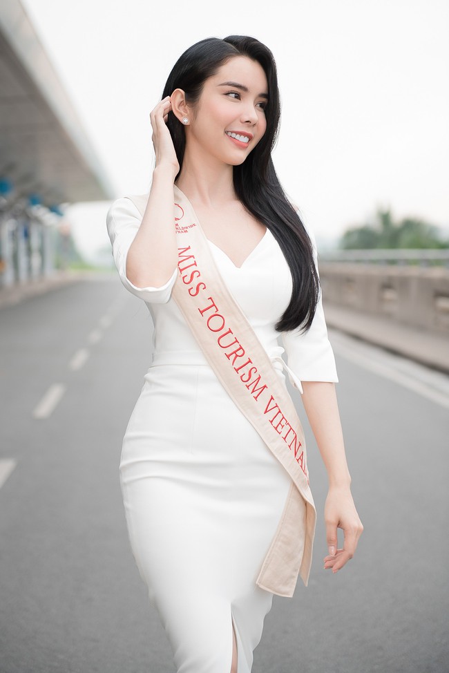 Người tình Isaac Liên Bỉnh Phát ra sân bay tiễn Huỳnh Vy thi Miss Tourism Queen Worldwide 2018 - Ảnh 1.