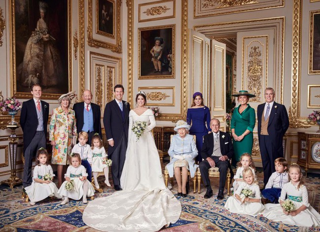 Tổng hợp những bức ảnh đáng nhớ của gia đình Hoàng gia Anh trong đám cưới cổ tích của công chúa Eugenie - Ảnh 1.