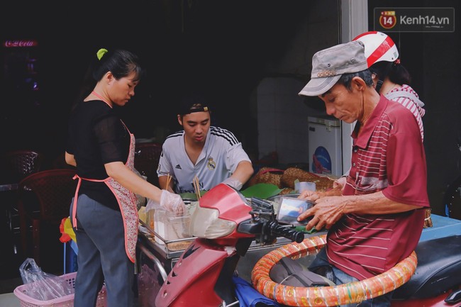Quán xôi gói bằng lá sen mỗi sáng chỉ bán 3 tiếng là hết veo, người Sài Gòn xếp hàng nườm nượp chờ mua - Ảnh 7.