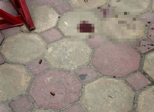 Vụ chồng rút súng bắn vợ giữa chung cư ở Hà Nội: Khám xét nơi ở của nghi phạm - Ảnh 2.