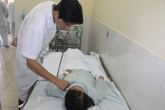Hà Nội: Cô gái trẻ bị hóc xương vịt ở phế quản suốt 3 tháng do trước đó bị chẩn đoán nhầm là bệnh viêm họng - Ảnh 1.