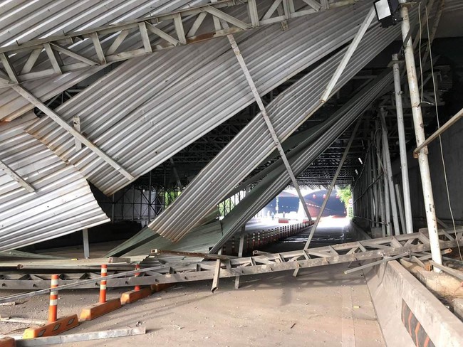TP.HCM: Hiện trường vụ xe tải tông sập giàn giáo ở hầm Thủ Thiêm, hàng ngàn phương tiện chôn chân nhau trên đường - Ảnh 3.