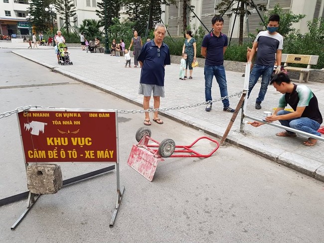 Hà Nội: Cư dân HH Linh Đàm sôi sục sau vụ tai nạn do xuất hiện dây xích chắn ngang đường - Ảnh 3.